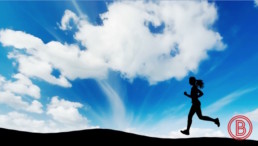 Eine Läuferin pflegt eine gute Ernährung und Bewegung und rennt vital im Sonnenaufgang
