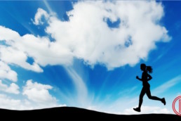 Eine Läuferin pflegt eine gute Ernährung und Bewegung und rennt vital im Sonnenaufgang