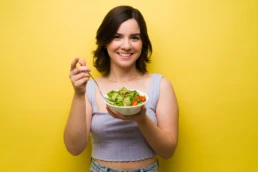 „Infografik: Gesamtumsatz berechnen – Grundumsatz, Leistungsumsatz und Verdauung mit Prozentangaben, um den Kalorienbedarf zum Abnehmen zu bestimmen“ Eund wie viel muss ich essen um abzunehmen