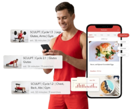 ein Mann schaut auf seine Trainings App mit dem Flex Trainingspuskelaufbau